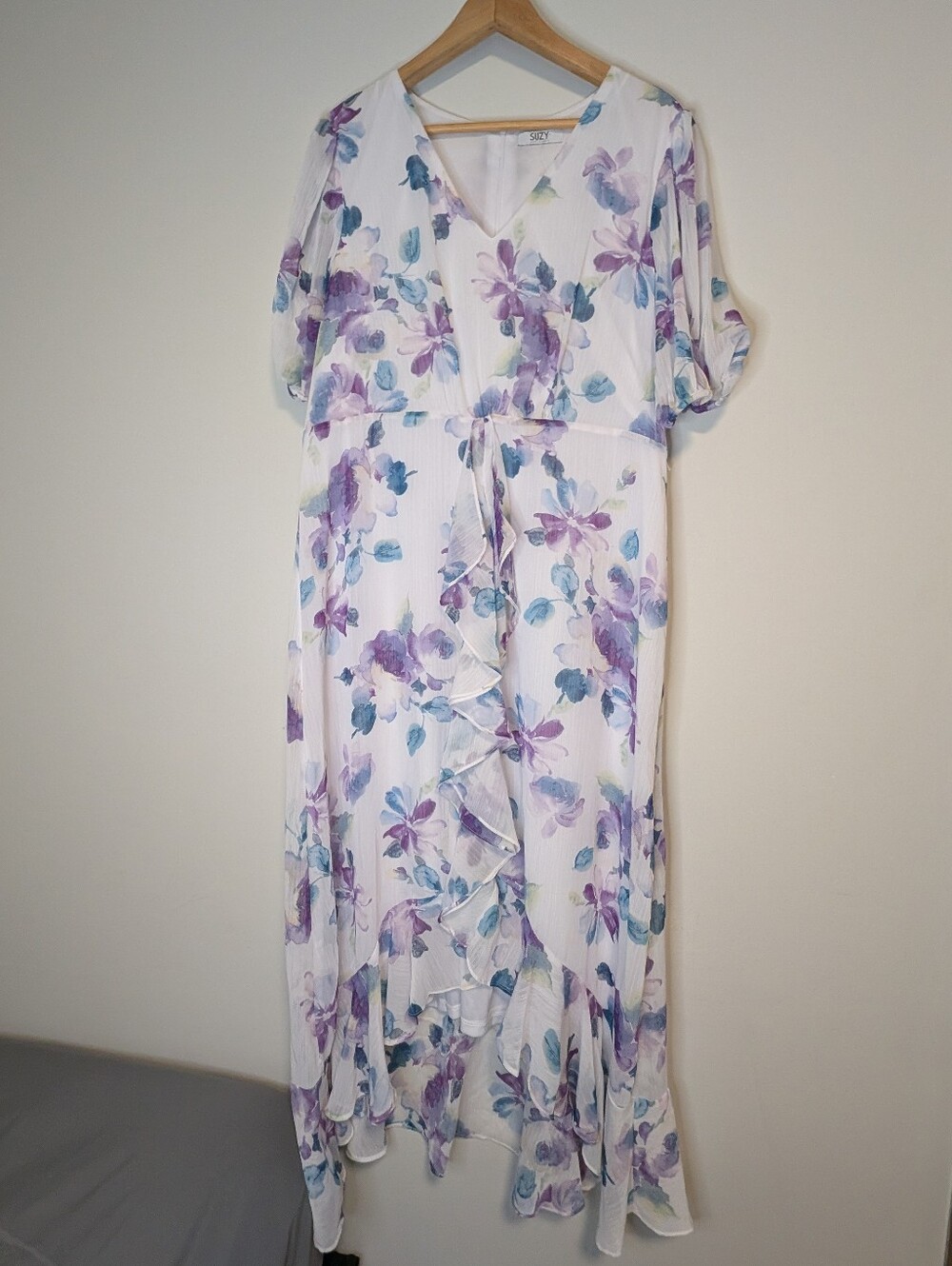 XXL Suzy Shier Floral White and Purple V-Neck Maxi Dress